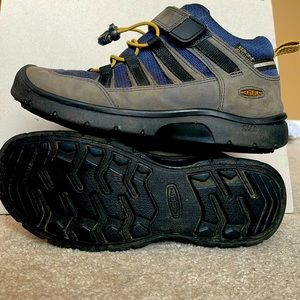 Keen kids waterproof boots in size 5.